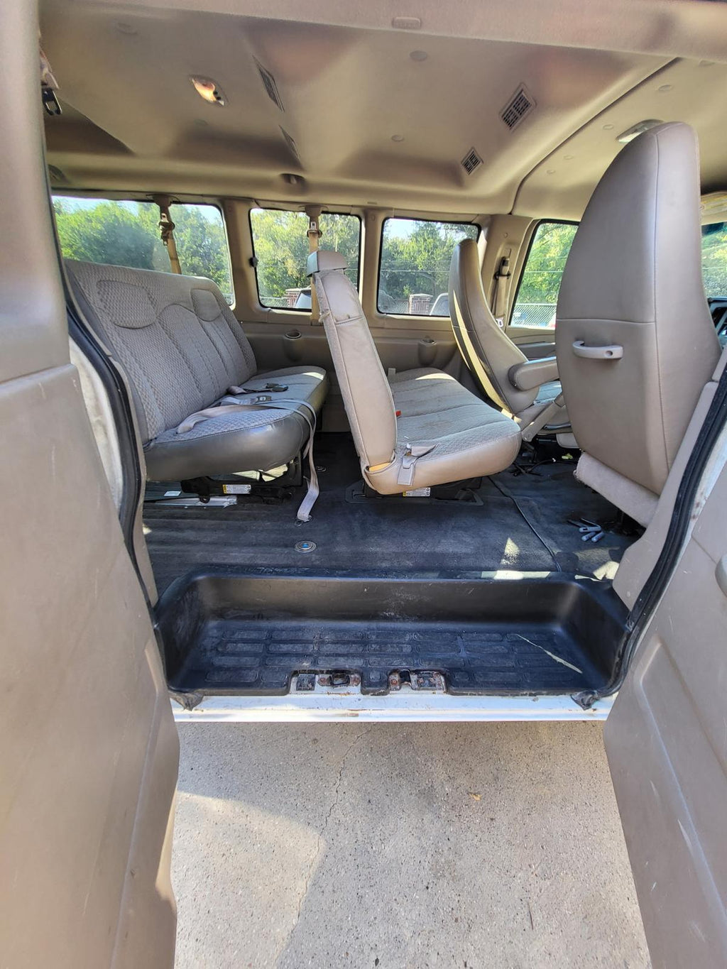 2010 Chevrolet Express 3500 LT Passenger Van – 8-Cylinder RWD – Extended Model