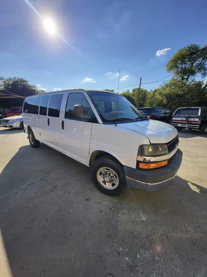 2010 Chevrolet Express 3500 LT Passenger Van – 8-Cylinder RWD – Extended Model