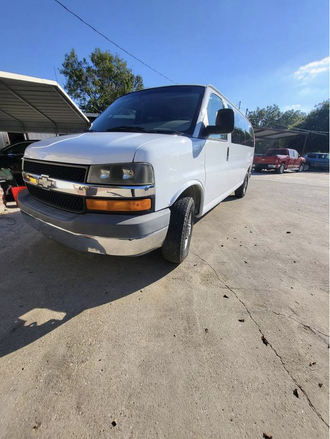2010 Chevrolet Express 3500 LT Passenger Van – 8-Cylinder RWD – Extended Model