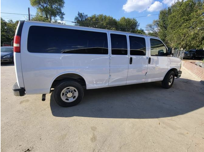 2010 Chevrolet Express 3500 LT Passenger Van – 8-Cylinder RWD – Extended Model
